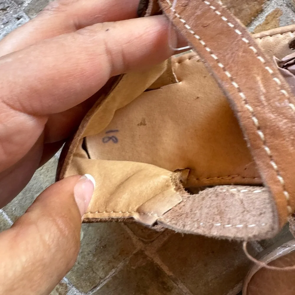 🌼$5🌼Girls leather sandals/ *please read